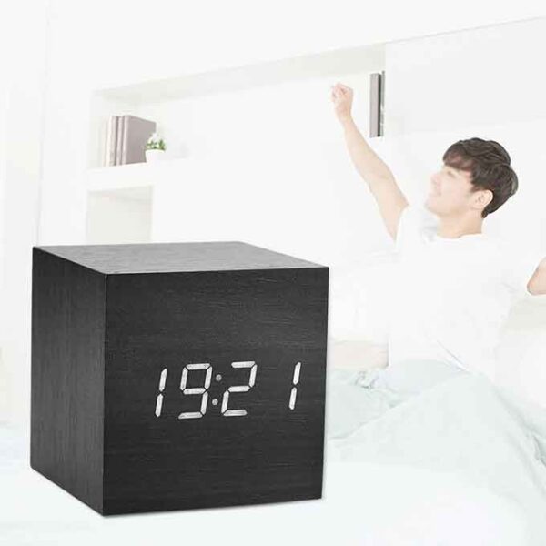 Réveil en Bois LED Numérique avec Commande Vocale